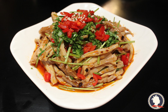 包括凉拌海蜇皮,红油肚丝,清炒菜心,以及豆腐皮儿.