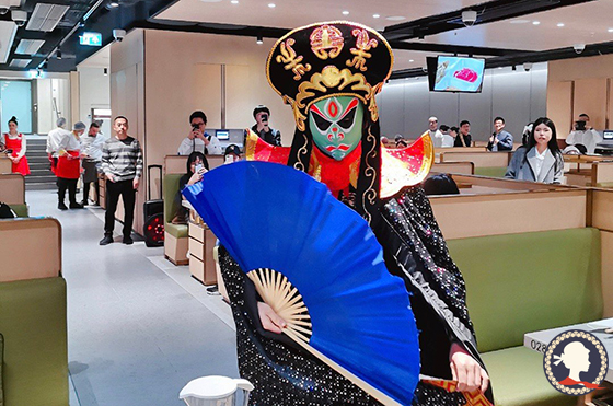 伦敦海底捞的表演节目跟国内也